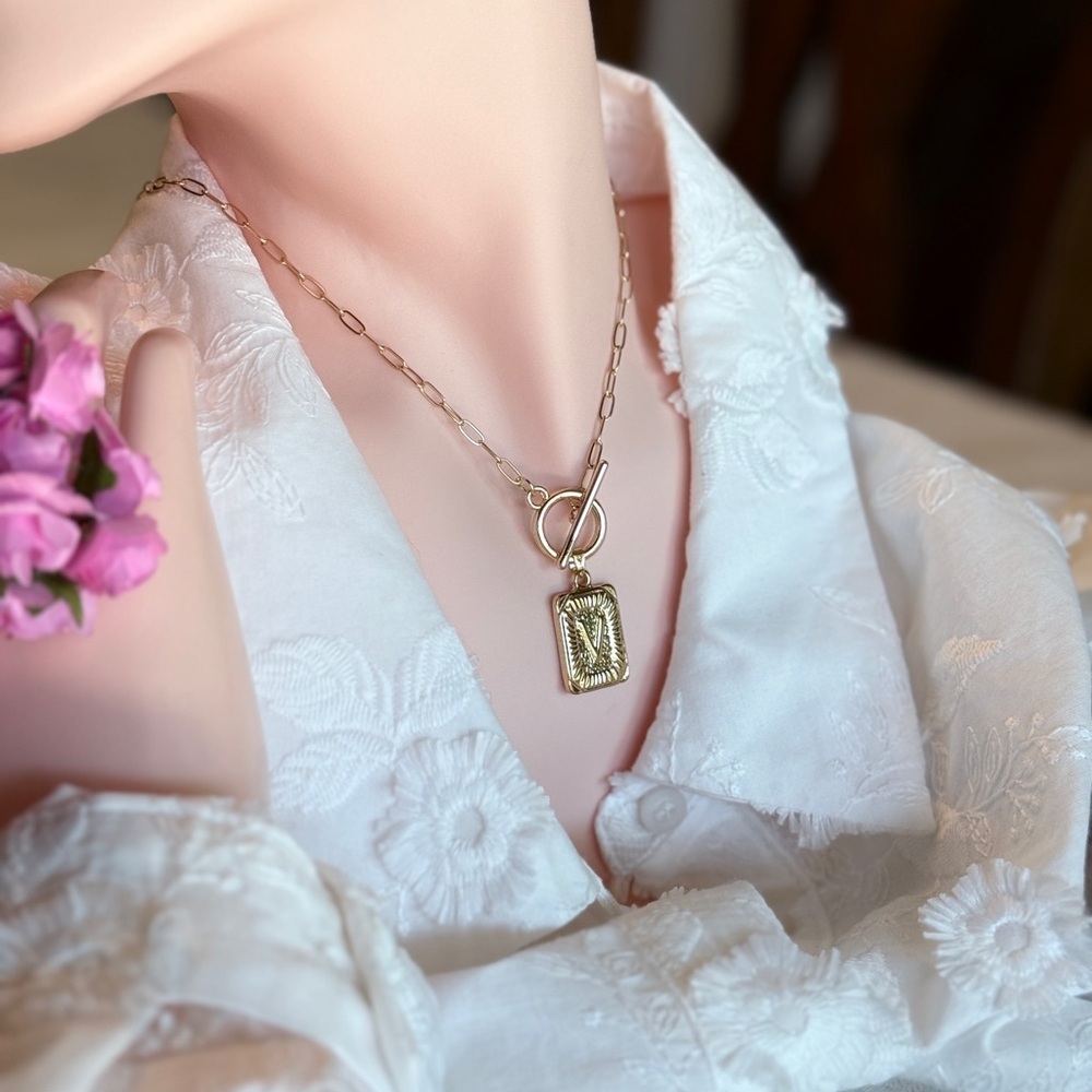 Gold Elegant Pendant Necklace - Picture 3 of 6